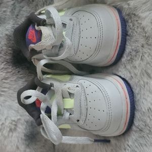 Tennis shoes